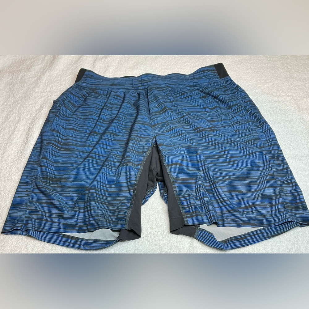 Men’s Lululemon Athletica Dynamic Blue and Black Athletic Shorts size L